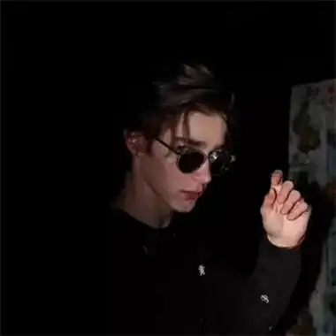 6686体育金牌作者Violetta