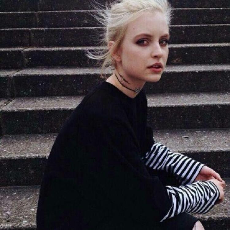 6686体育金牌作者Isla