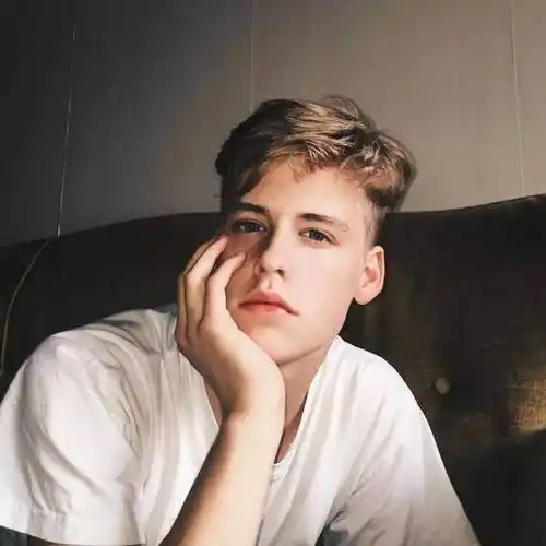 6686体育初级作者萌面女儿