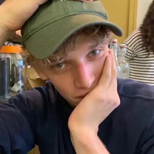 6686体育铁牌作者Blythe