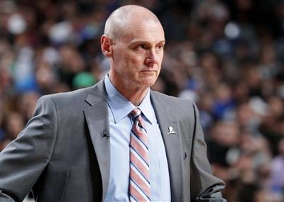 伤了8个人！卡莱尔：明天的背靠背我们只有10-11人能上场