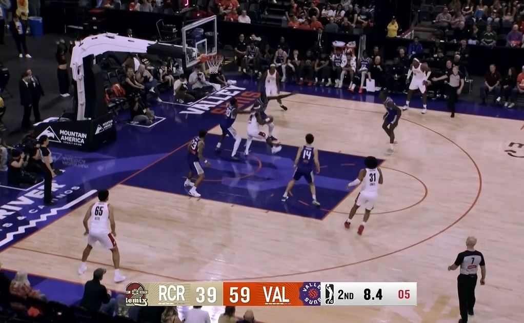 很全面！马鲁阿奇半场3中2得到7分2助攻2截球2封盖